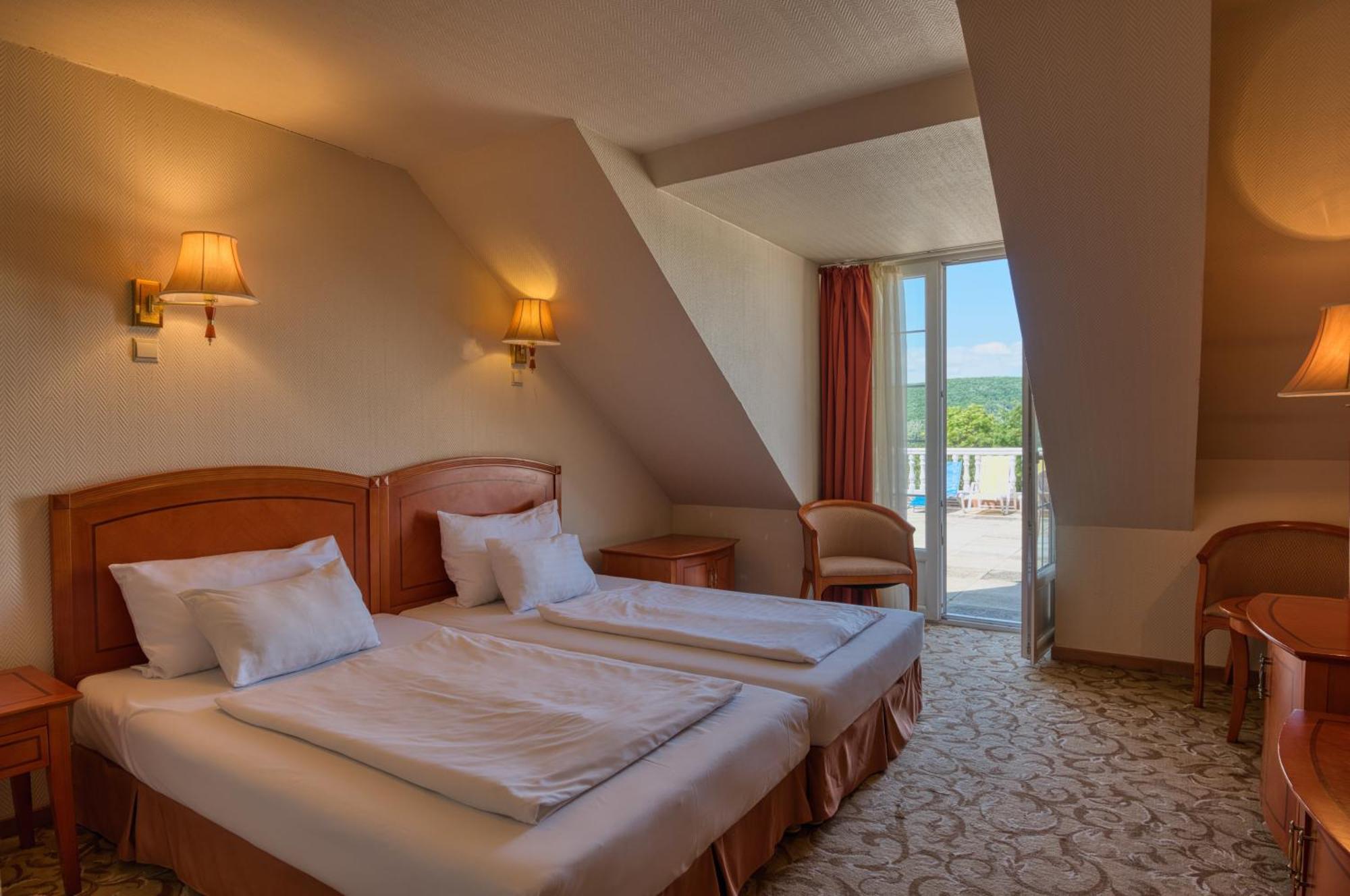 Hotel Bellevue Esztergom Extérieur photo