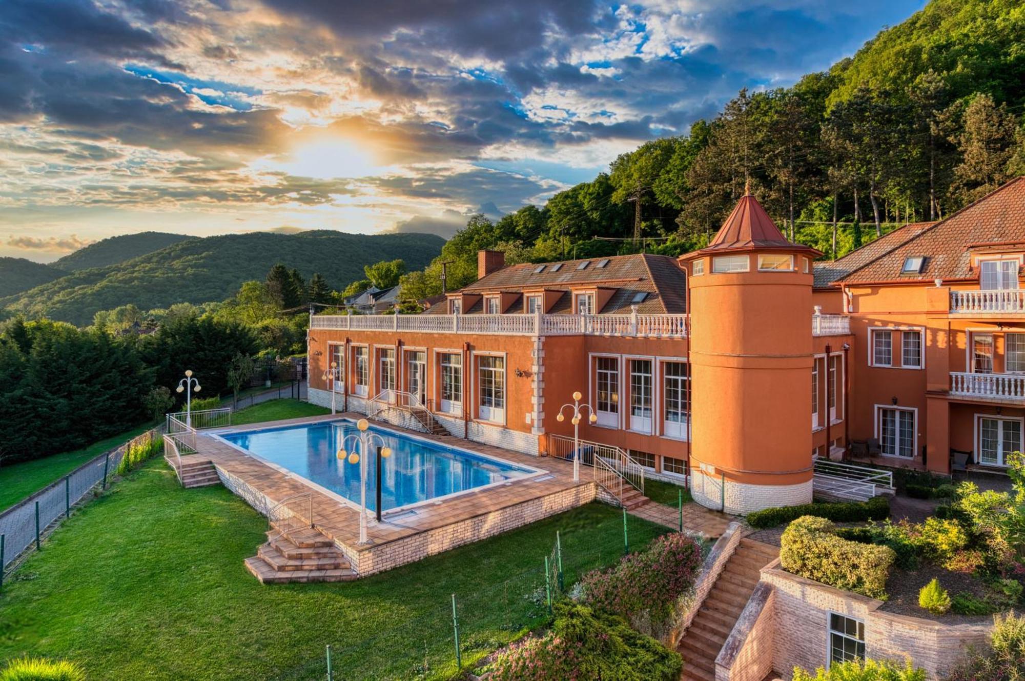Hotel Bellevue Esztergom Extérieur photo