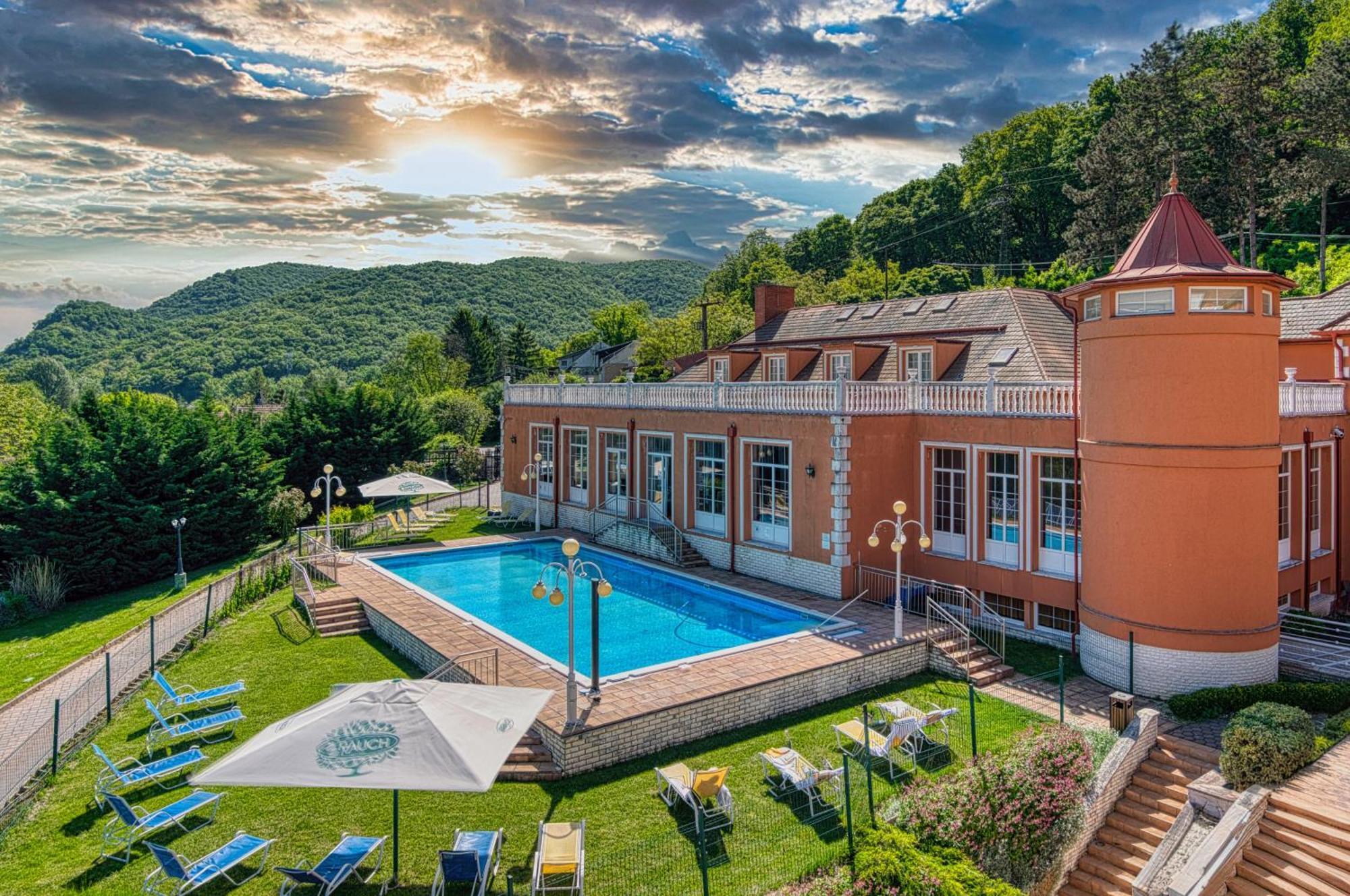 Hotel Bellevue Esztergom Extérieur photo